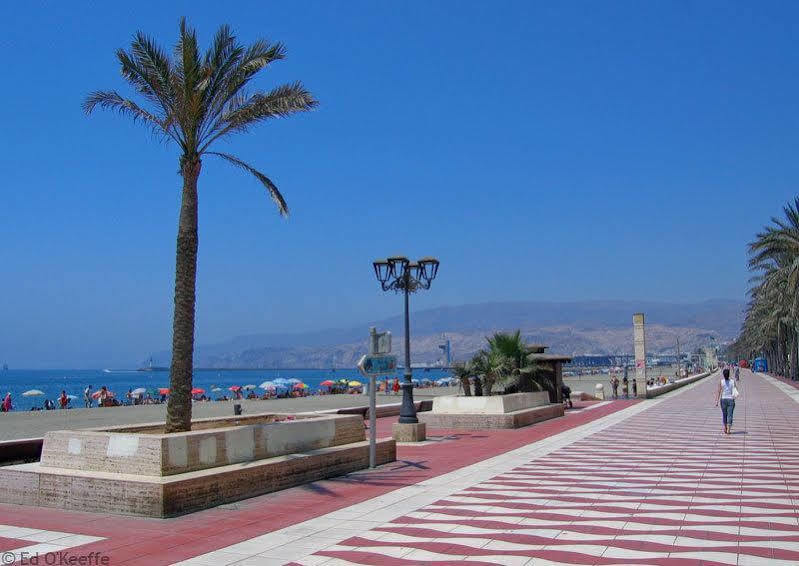 Apartamentos 16:9 Playa Suites Almería Exteriör bild